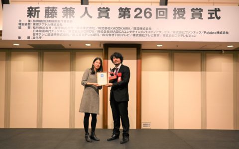 新藤兼人賞の壇上で藤元監督とパラブラ代表の山上の記念写真