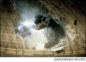 福岡ドームの天井を破壊し、白煙の中からグラウンドに身を乗り出すガメラ。